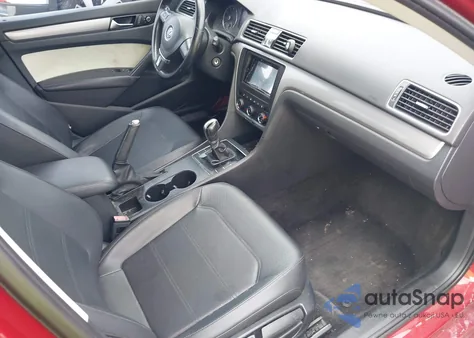 2015 Volkswagen Passat 1.8T Wolfsburg Edition z USA, uszkodzony, nr VIN 1VWAT7A37FC047608